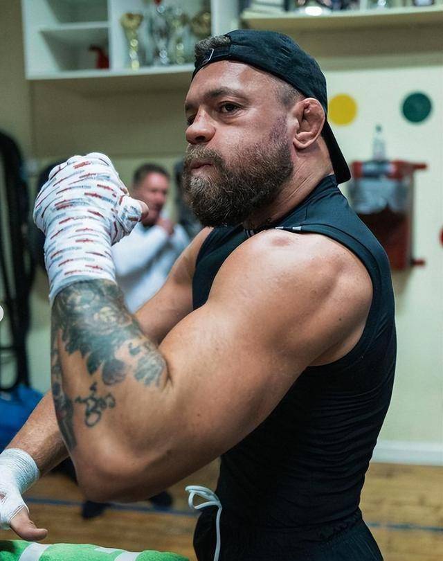 嘴炮康纳麦格雷戈的ufc281预测没有成真_比赛_阿迪萨亚_佩雷拉