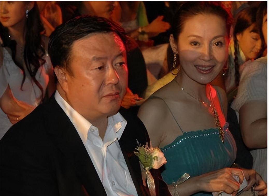 导演尤小刚:63岁娶33岁的周庭伊,64岁连生两子,70岁不敢退休_田歌