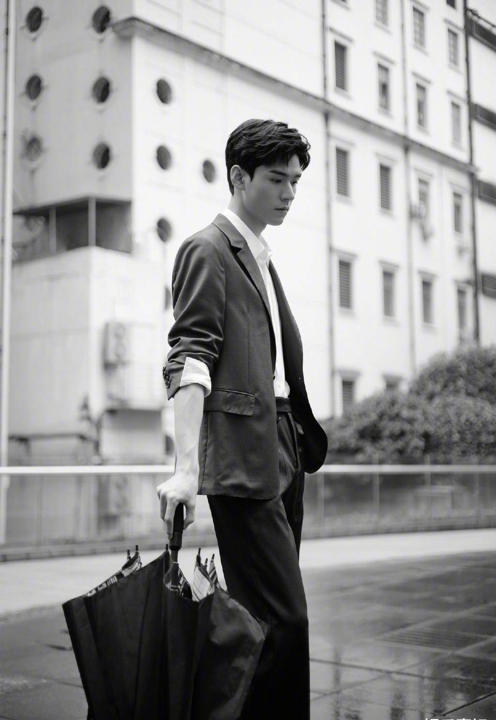 龚俊身穿蓝西装搭白衬衫,阔腿裤配小白鞋,简单又舒服的风格_活动_品牌