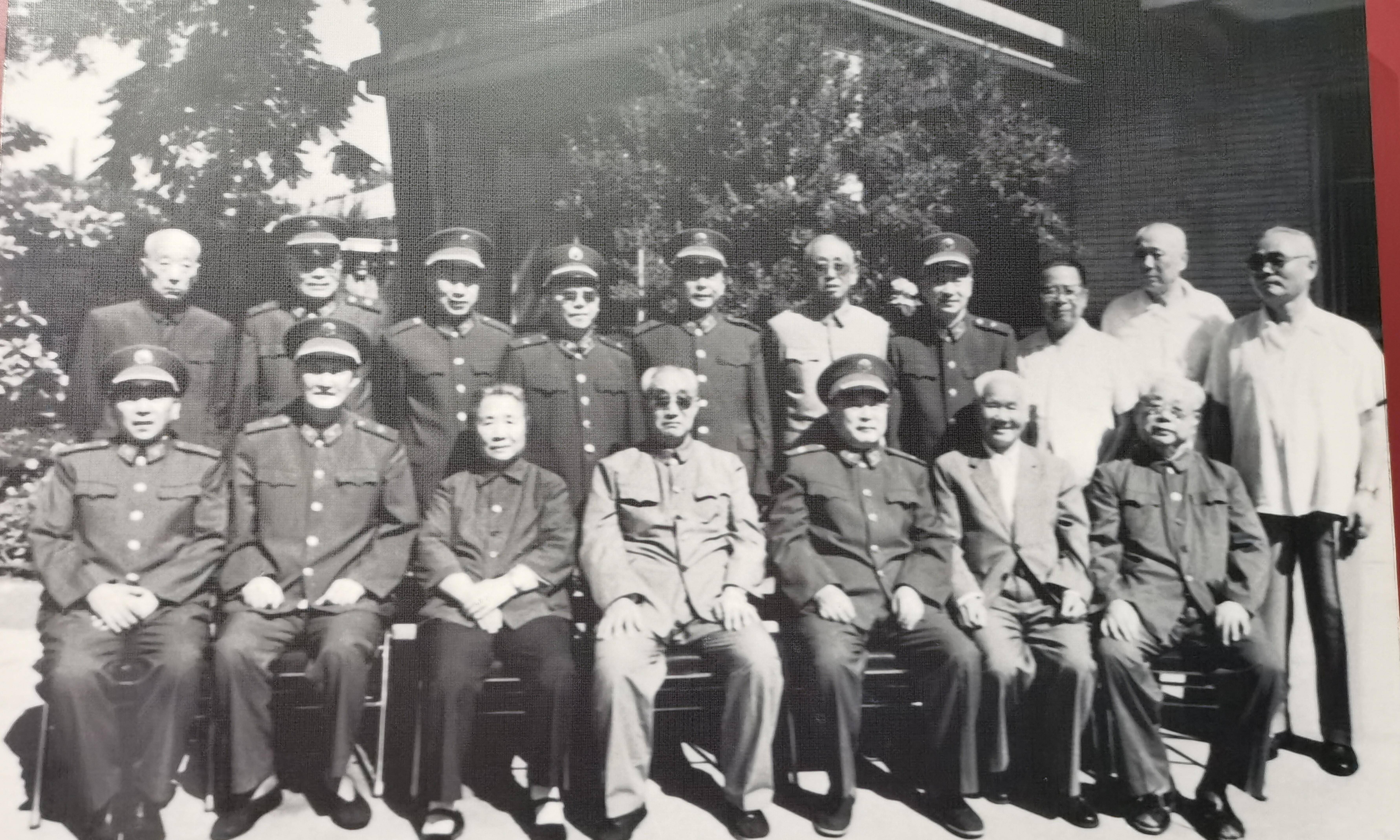 原创1986年将帅合影当过大军区司令也乖乖站后排老帅端坐c位