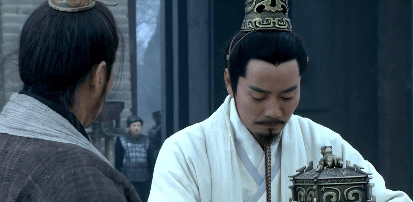 《史记·高祖本纪》:秦王子婴素车白马,系颈以组,封皇帝玺符节,降轵道