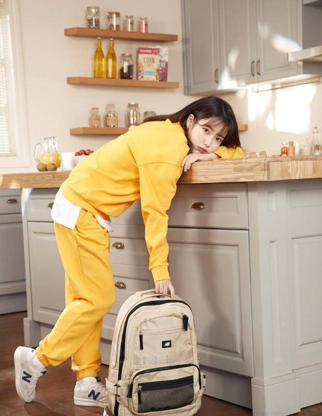 普通常见的休闲运动装,iu穿得甜美时尚,全靠高颜值支撑_毛衣_短裤