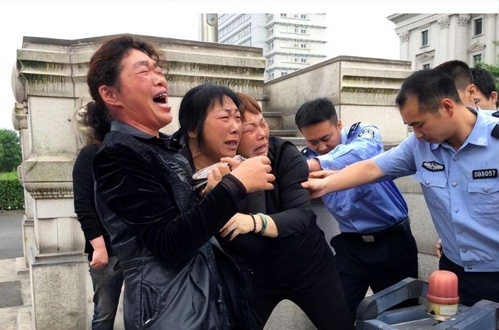 2008年杨佳因自行车被查,持刀独闯民警办公楼,造成6死4伤_大楼_上海市