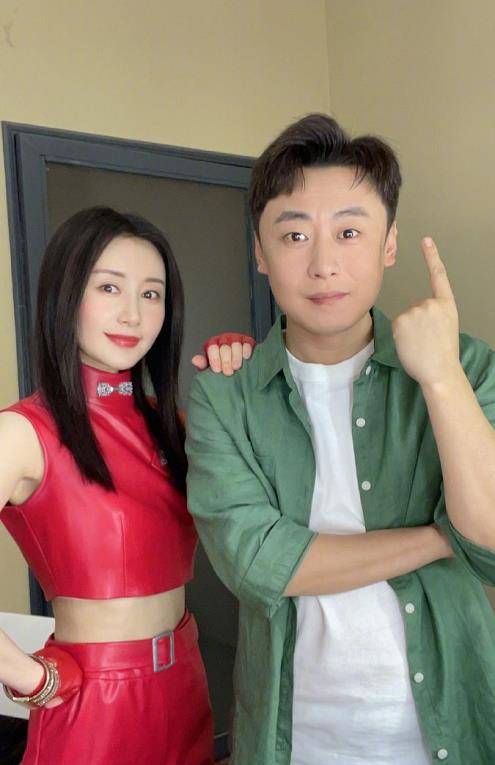 6月2日,舒畅在自己的社交账号中晒出了一组照片,照片中舒畅和李滨一起