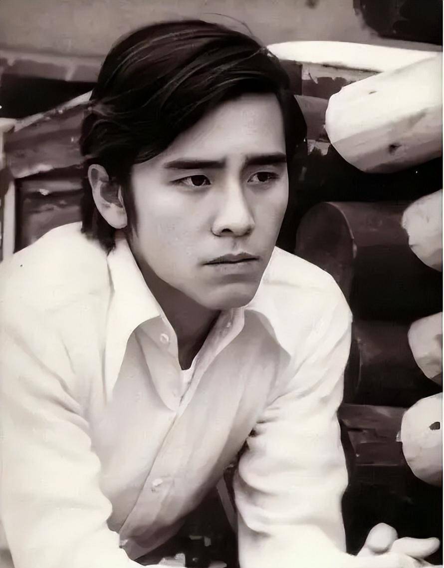 经纪人陈自强看不过张曼玉的恋爱眼光,他亲自组局,介绍尔冬升与她认识