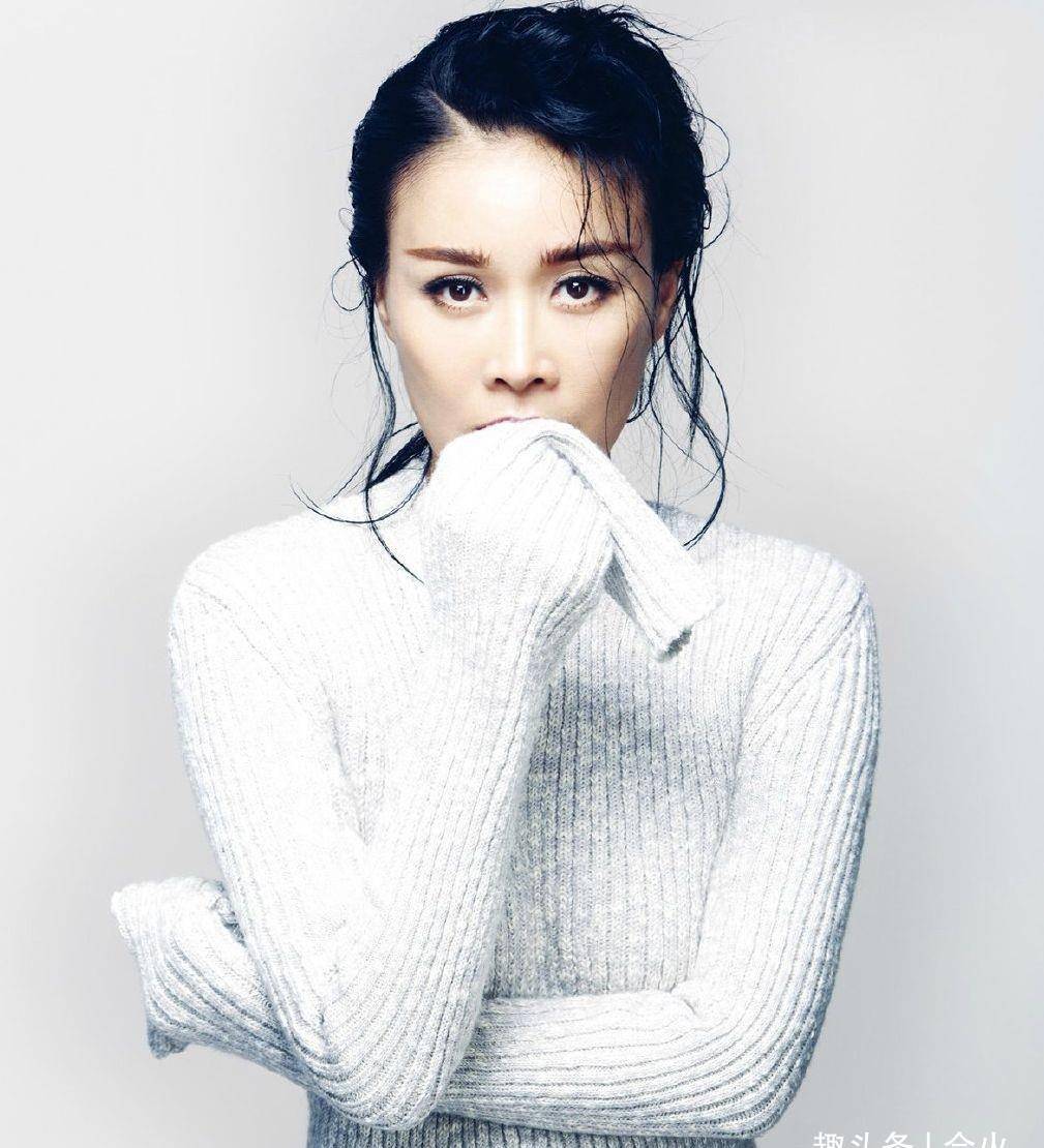 53岁那英暗黑风造型曝光,红发鼻钉太吸睛,大秀美背显身材_时尚_挑战