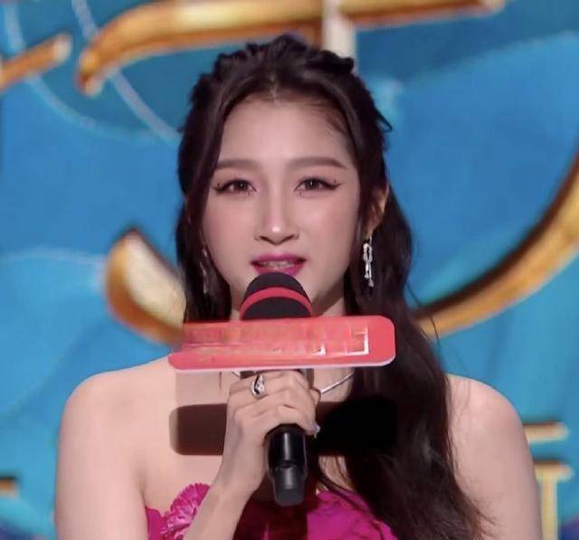 组图:关晓彤开场主持浙江卫视跨年晚会着玫瑰纱裙满屏大长腿_娱乐