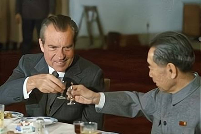“尼克松”1976年尼克松再次访华,想去给周总理扫墓,秘书一席话让他热泪盈眶