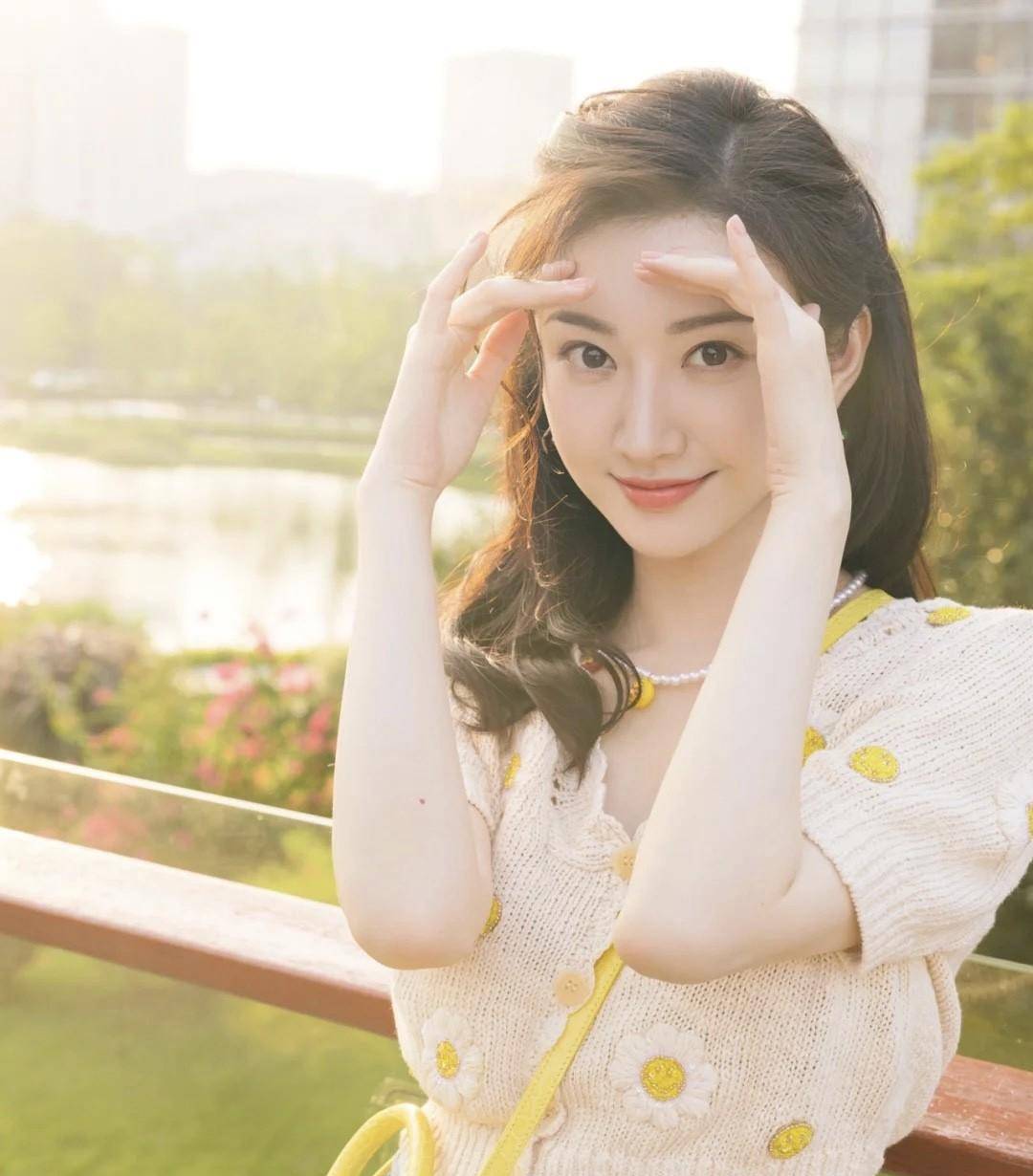 景甜私服确实气质甜美,都35岁了,简单一身针织套装轻松回归25岁_感觉
