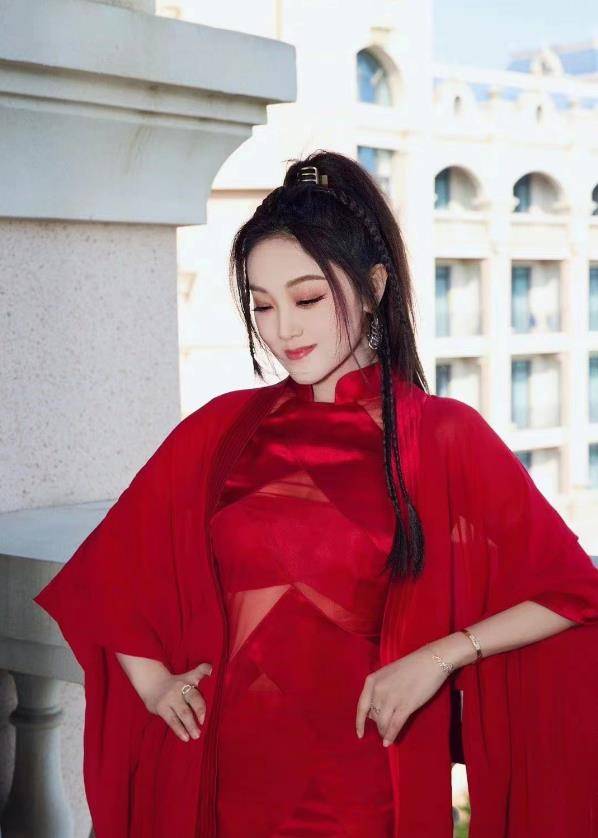 王小玮分手后快瘦脱相,近照穿红裙身材好辣,下颌线尖锐太夸张_红色