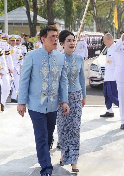 虽然可以看出泰王对诗妮娜有好感,并且也有迎回她的