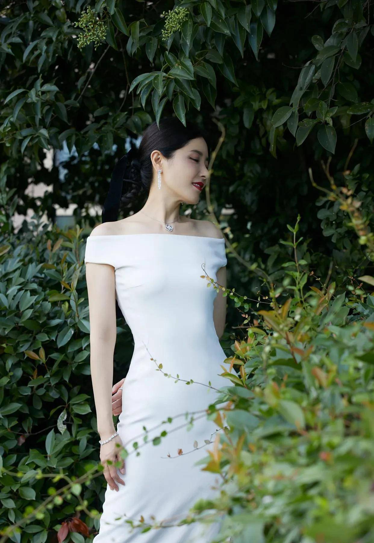 曾黎不愧是中戏两百年一遇的美女,如今46岁依然气质出众_时期_岁月