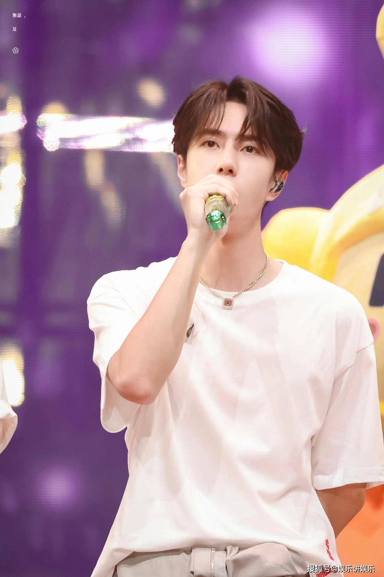 当初王一博《有翡》播出宣传时杜华将"谢允"叫成"林允",现在王一博第