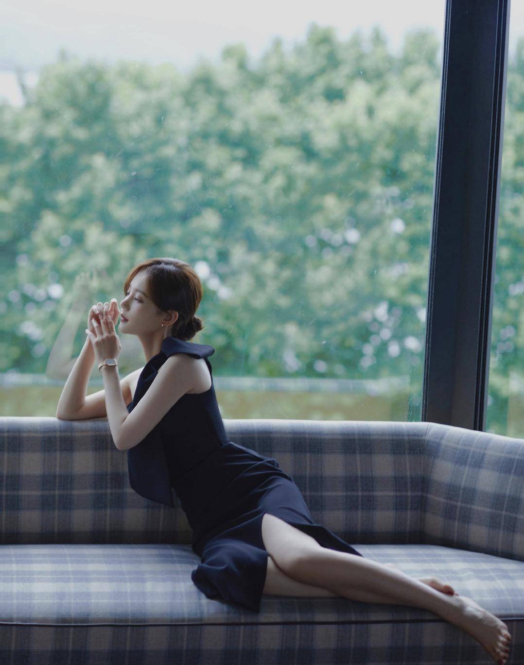 李一桐活动写真,斜肩黑色连衣裙肩膀的蝴蝶结设计,甜美又时尚_裙子