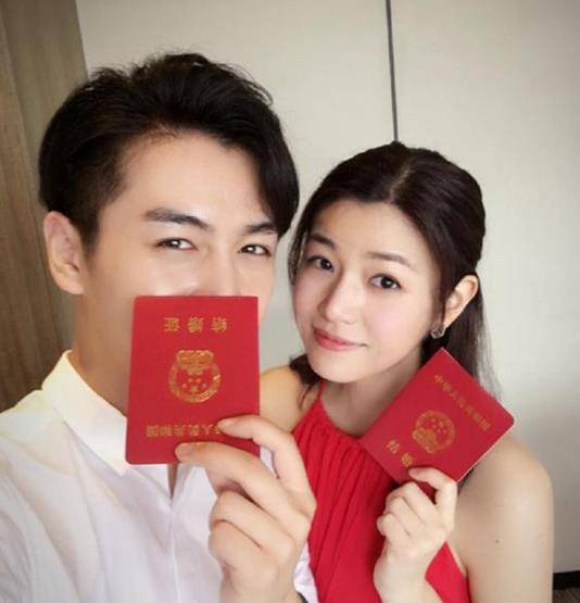 38岁陈妍希头发挑染显美,眼睛瞪得像铜铃,网友称和陈晓有夫妻相_状态