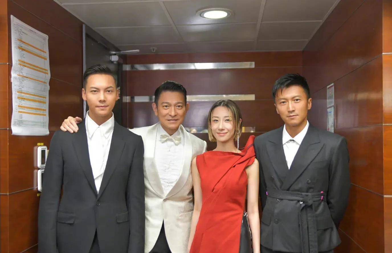 刘德华谢霆锋陈伟霆同框,60岁刘德华完全不输,泳儿c位众星捧月_中国