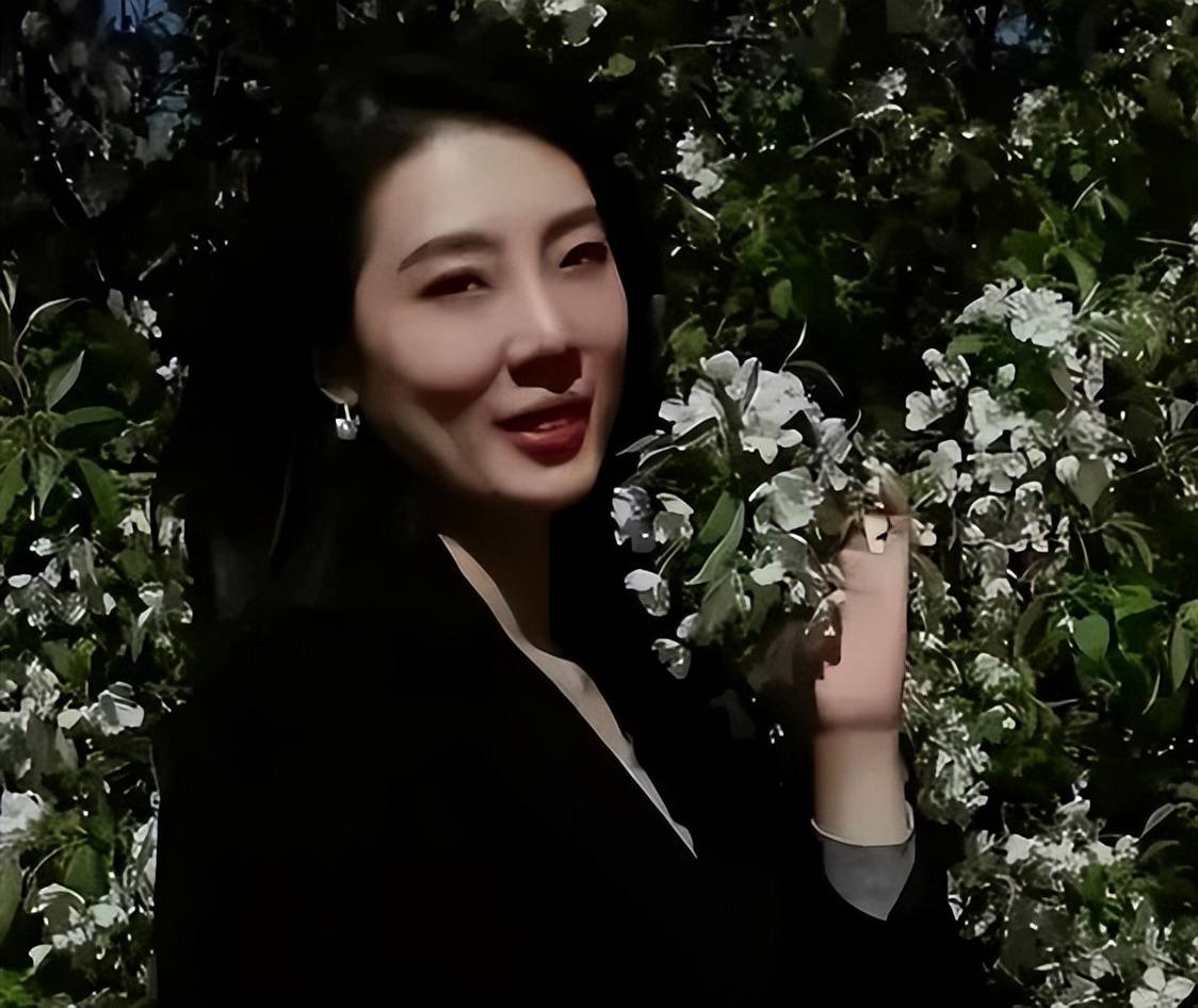 "牵手门"董小姐找到新工作,新男友疑似曝光,网友:不得不服