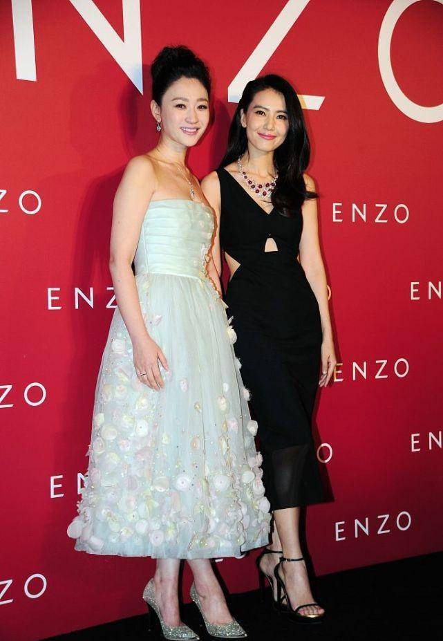 李小冉高圆圆罕见同框,一个甜美一个妩媚,同台比美各有各样_衣服_女性