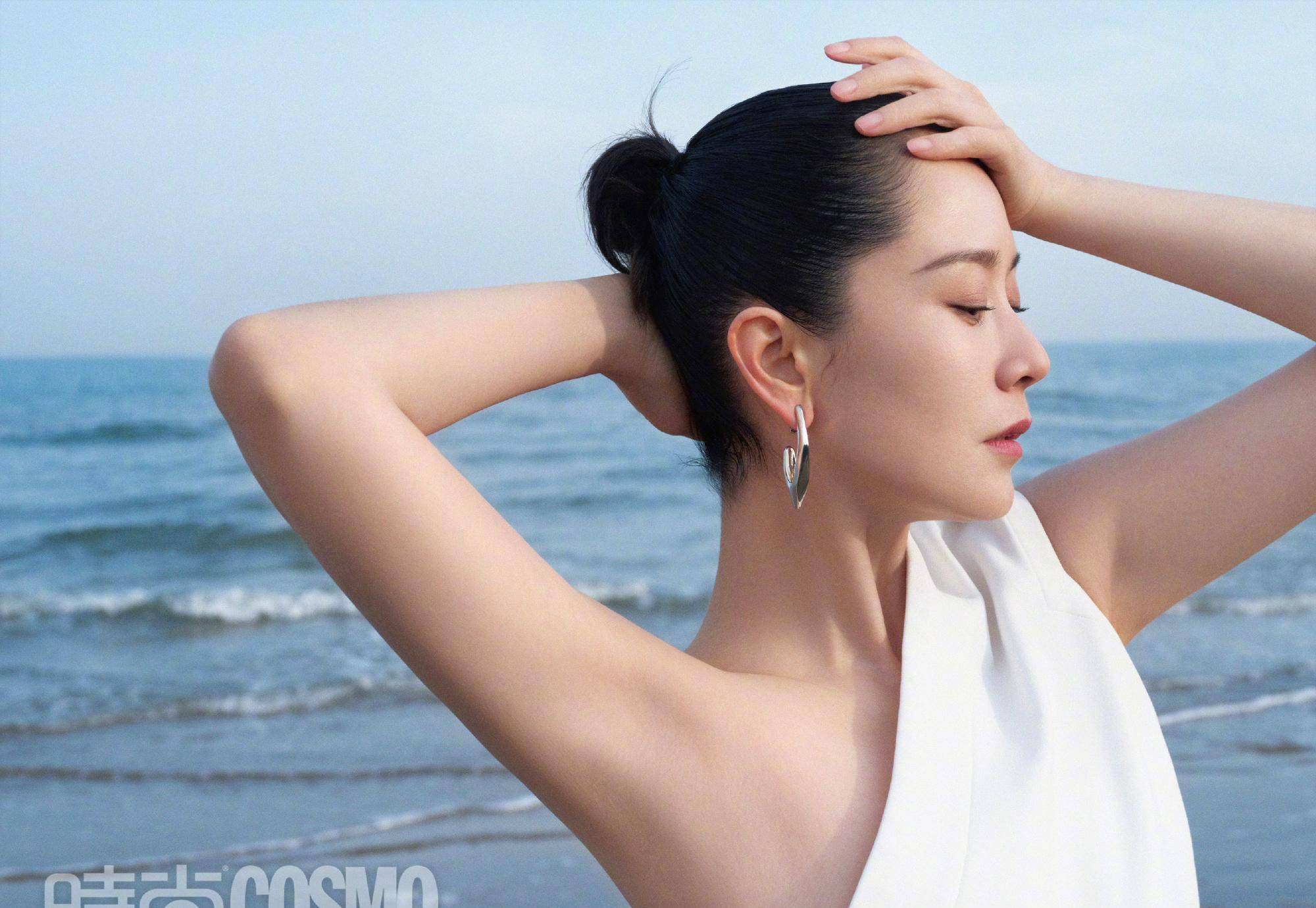 海清登上cosmo时尚五月号封面,身穿t恤大秀美背,好时尚_连衣裙_黑色