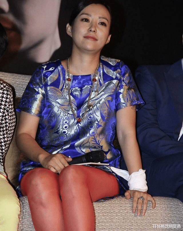 这样子的服装搭配让郝蕾发福的身材看起来格外的突出,不过当大家看到