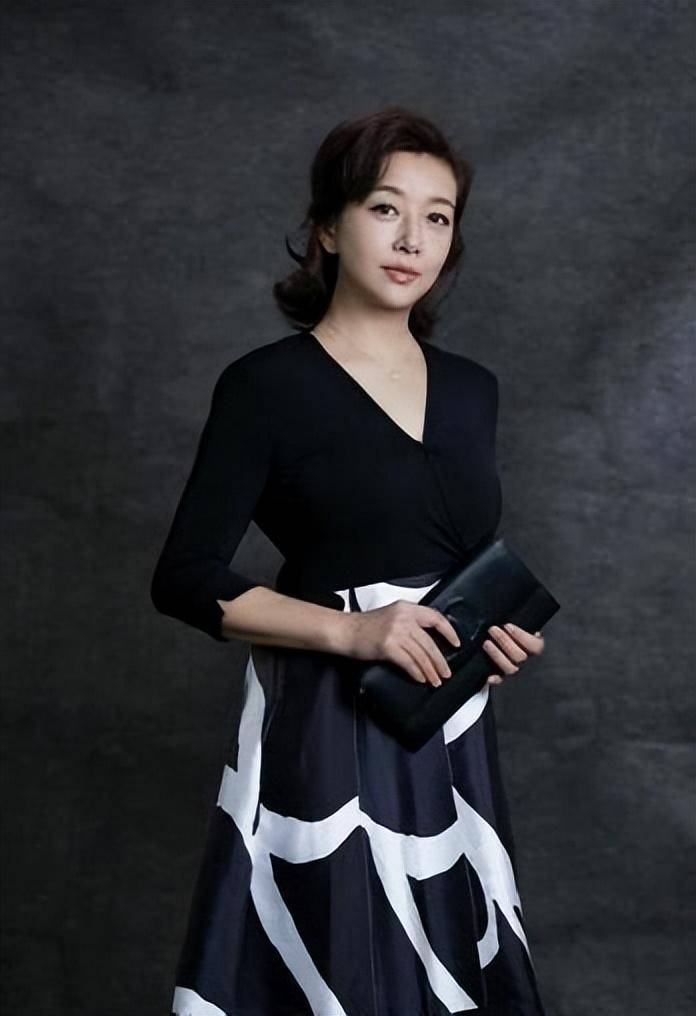 紧身长裙展现凹凸有致的曲线美这不仅是江珊个人魅力的体现,也启示