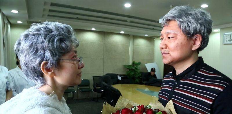 2016年,35岁女孩王越,患癌后提前办追悼会,嘱咐好友"不许哭"_父母