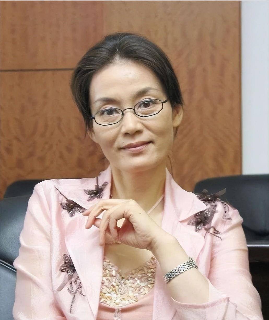 潘虹罕见留长发,穿吊带裙俏皮可爱,与邓超并肩出场不逊色_时尚_造型