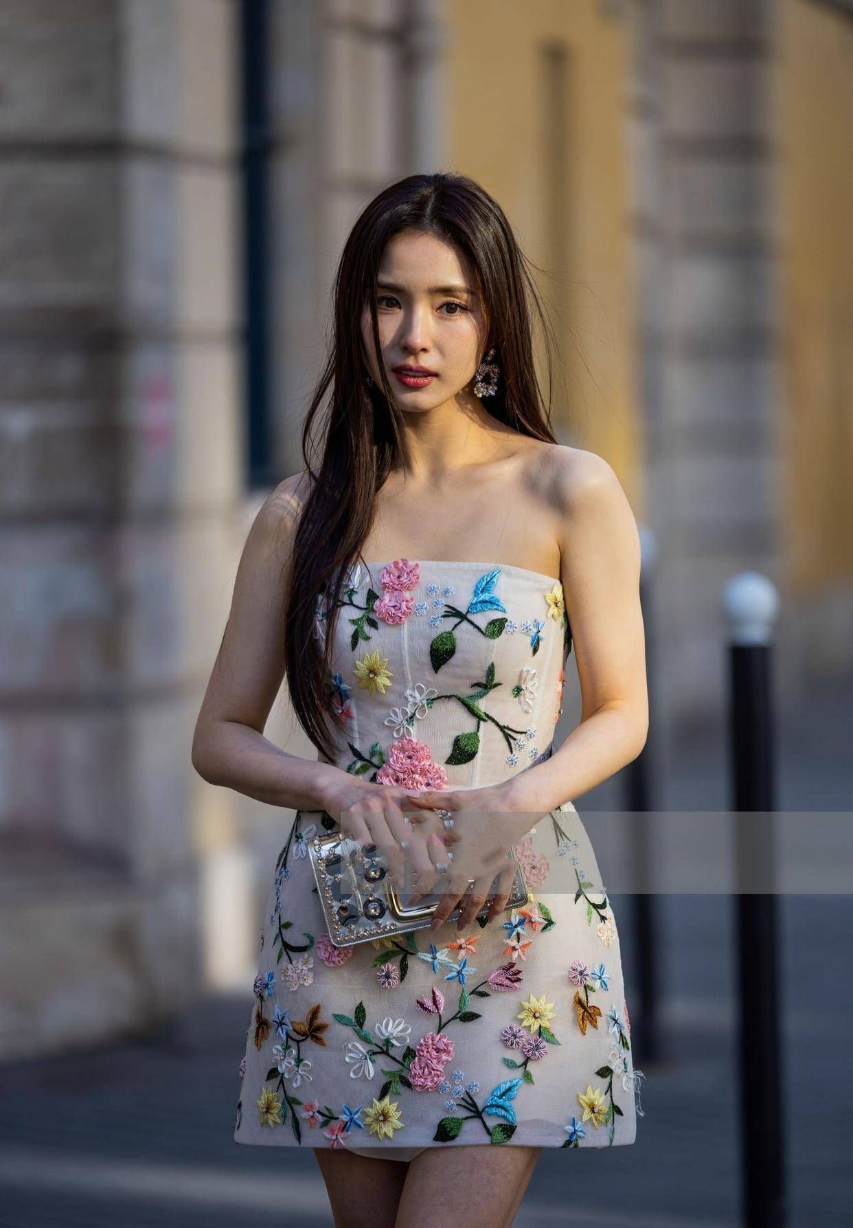 国外超模首次翻身!秀出黄金比例美腿冻成紫色,何超莲易梦玲太时尚养眼