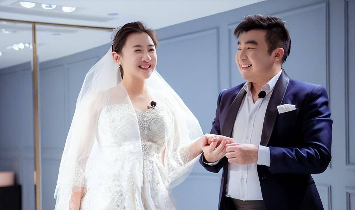 当年何雯娜在事业巅峰期突然宣布自己未婚先孕,即将完婚,正在待产