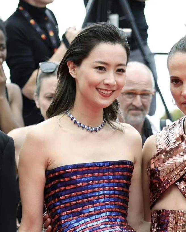 陈法拉在国外真找不准风格,穿针织裙却翻车,暴露大肚胯窄还没腰_身材