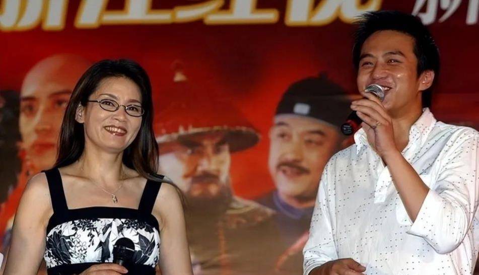 潘虹罕见留长发,穿吊带裙俏皮可爱,与邓超并肩出场不逊色_时尚_造型