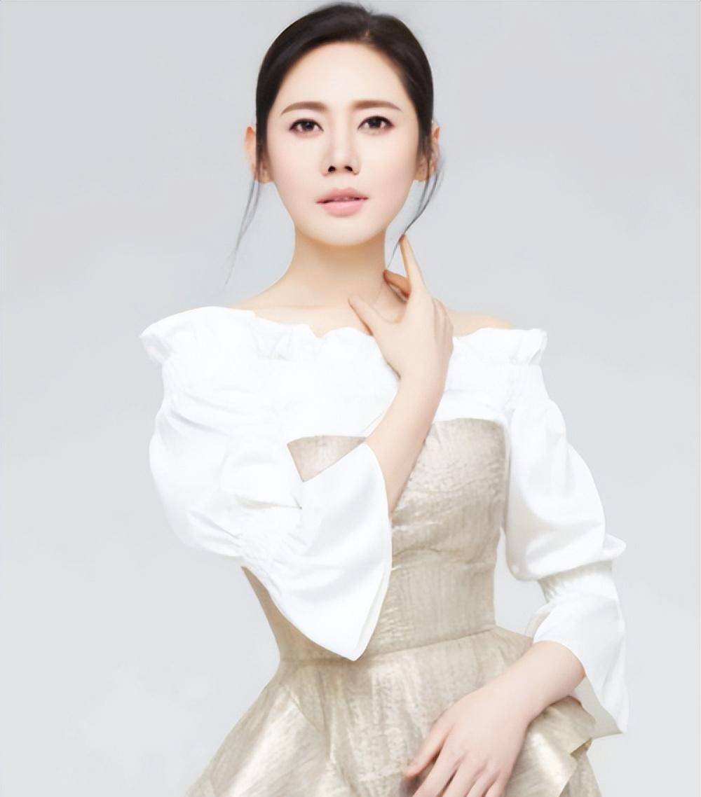 正是有了这样的生活方式和美丽秘诀,秋瓷炫才练就了时尚迷人的身材.