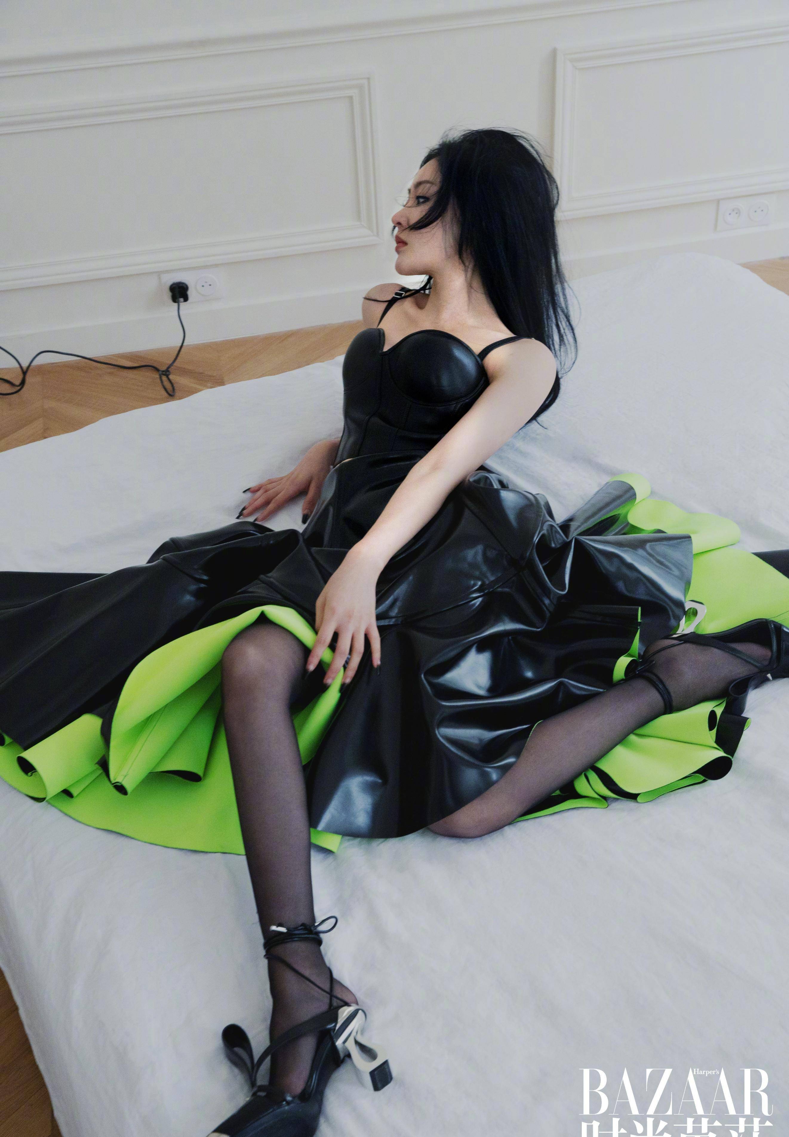 张天爱登上《迷你芭莎》封面,身穿时尚流苏网纱衬衫,演绎半遮半掩的