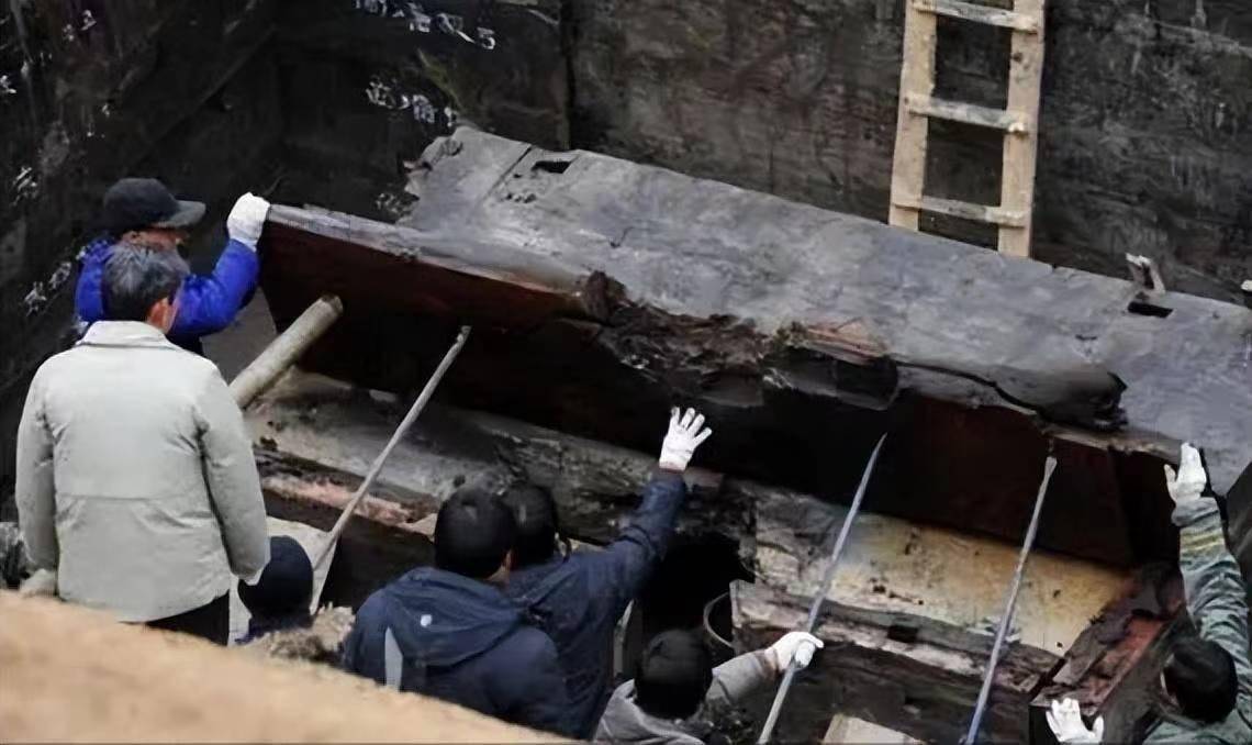 09年山东发掘项羽墓,棺上42码红色脚印引人疑窦,开棺后专家震怒_古墓