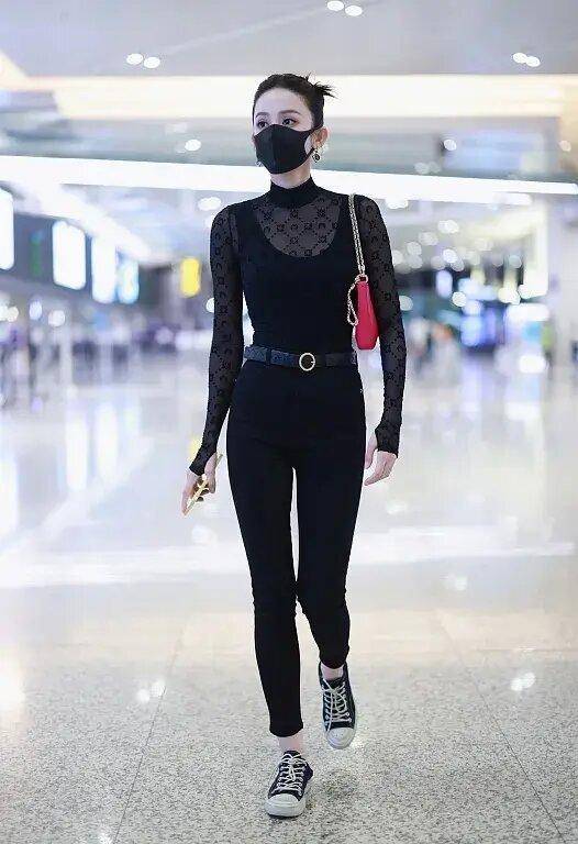 古力娜扎终于放开了,穿黑色透视衣秀水蛇腰,身材真没有bug_连衣裙