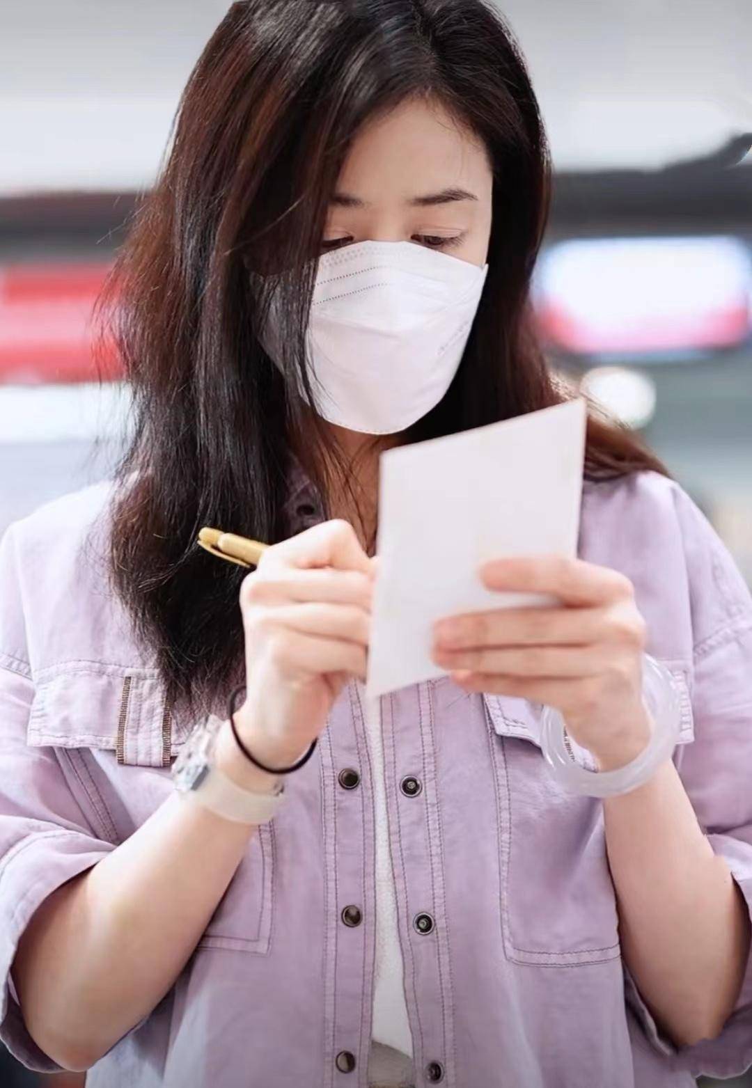 40岁蒋欣现身机场,身穿短袖紫色外套搭配宽松宽松显瘦裤子!