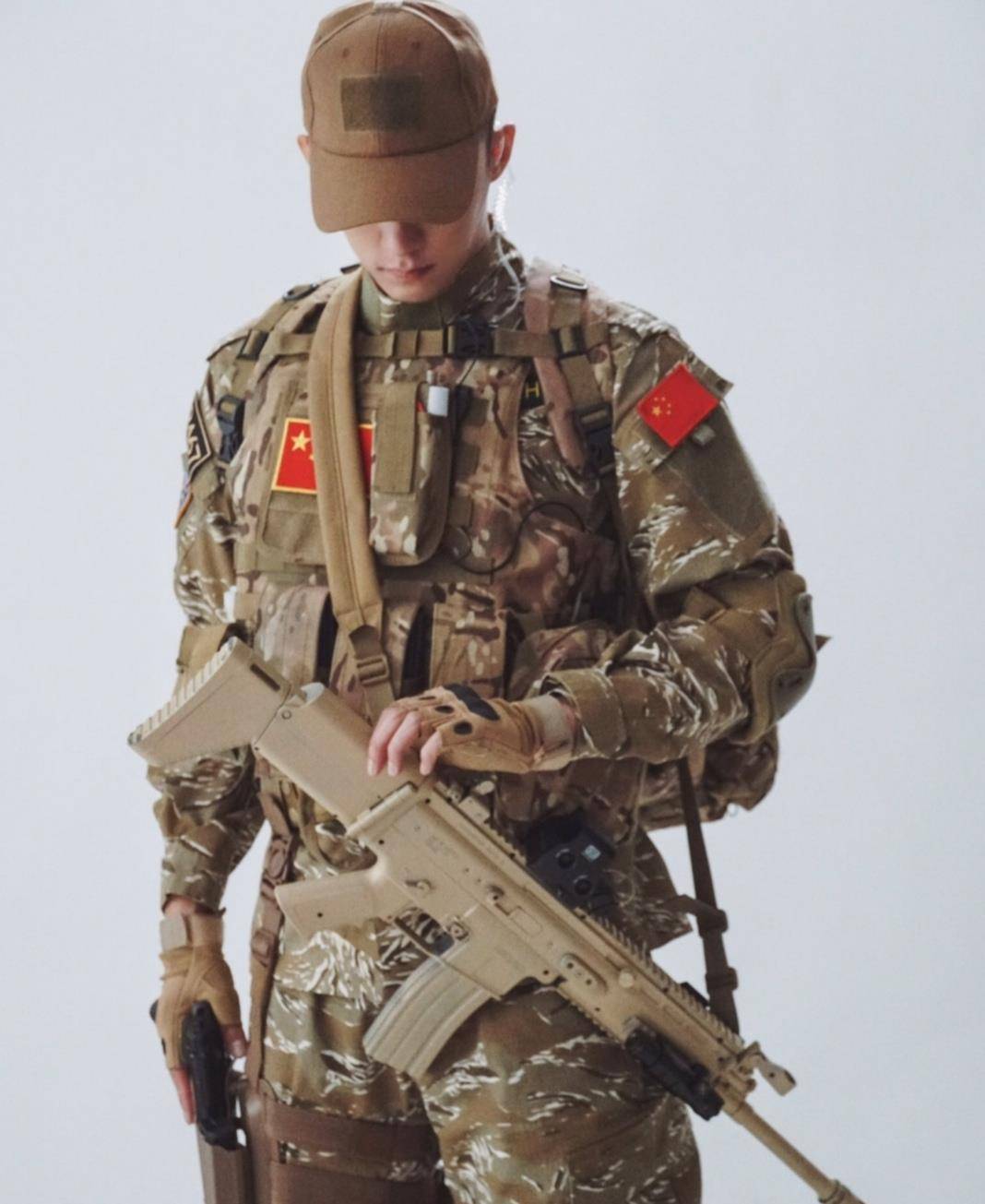 据悉,该剧改编自折纸蚂蚁的小说《军装下的绕指柔》,讲述了特种军官