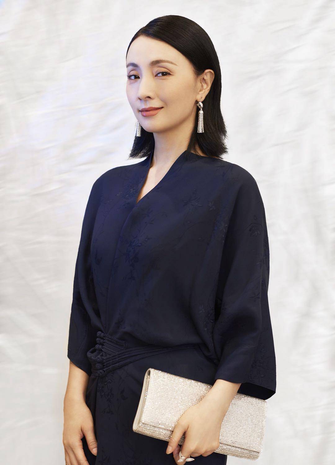 陶虹的穿搭看着时尚,其实还挺适合30 的小姐姐穿滴_的设计_连衣裙