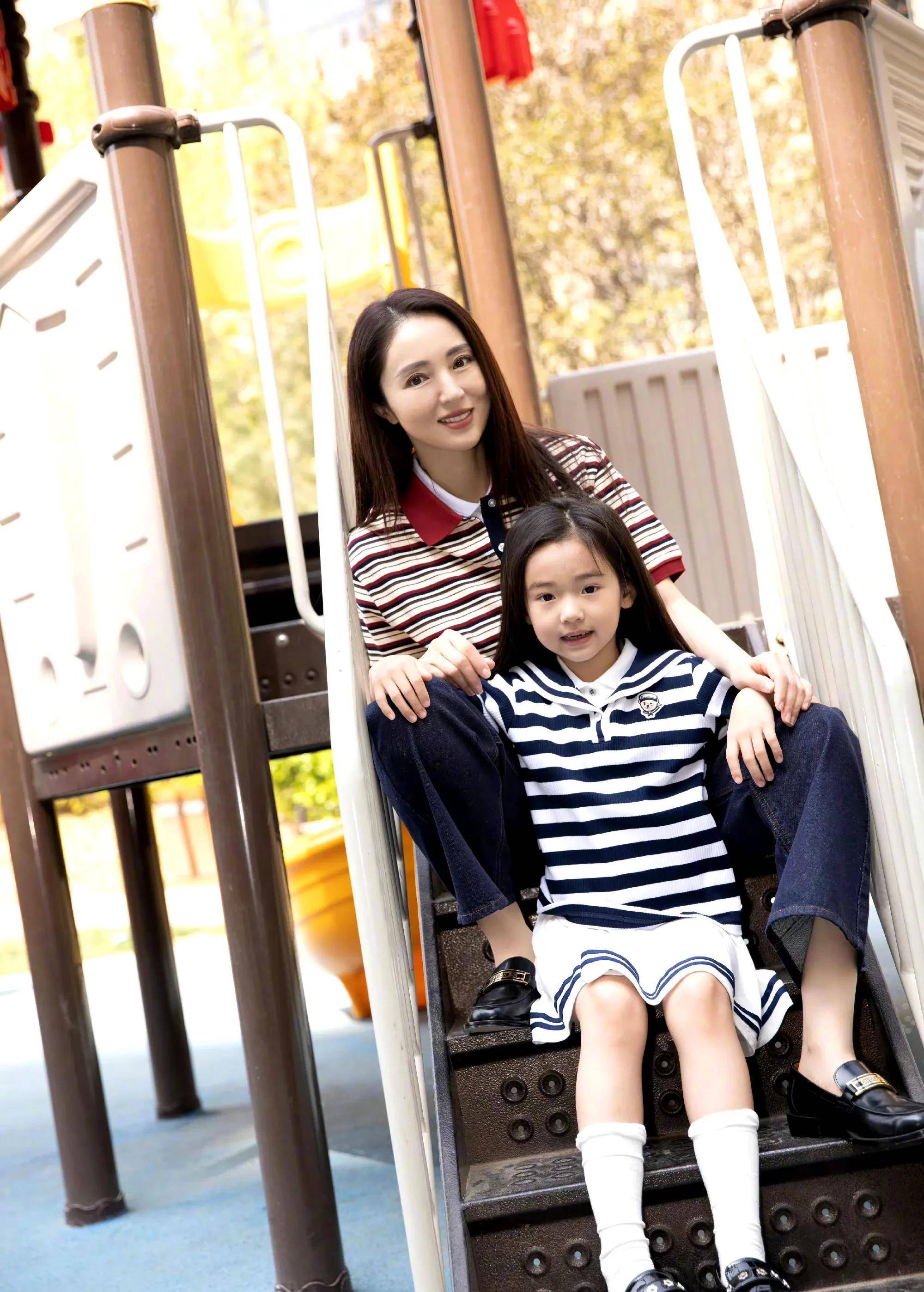 董璇和女儿穿着亲子装一起度过周末,6岁小酒窝比妈妈腰还高_黑色_母亲