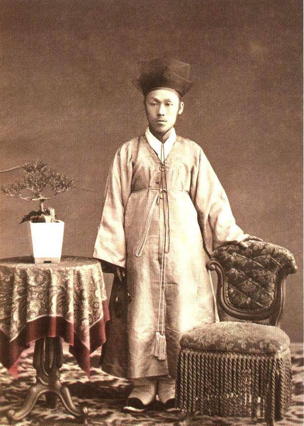 他被尊为"韩国国师",却全家被满门抄斩,还惨遭学生李承晚背叛_徐载弼