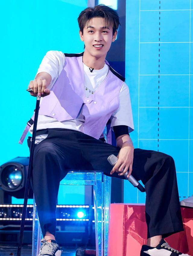 秦霄贤坐着轮椅录节目,他可能比我们想象中的更努力_行为_因为_时候