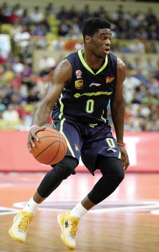 穆迪埃西服里面绣上了中国国旗,算是给自己的"暑假工"一个心灵的归宿