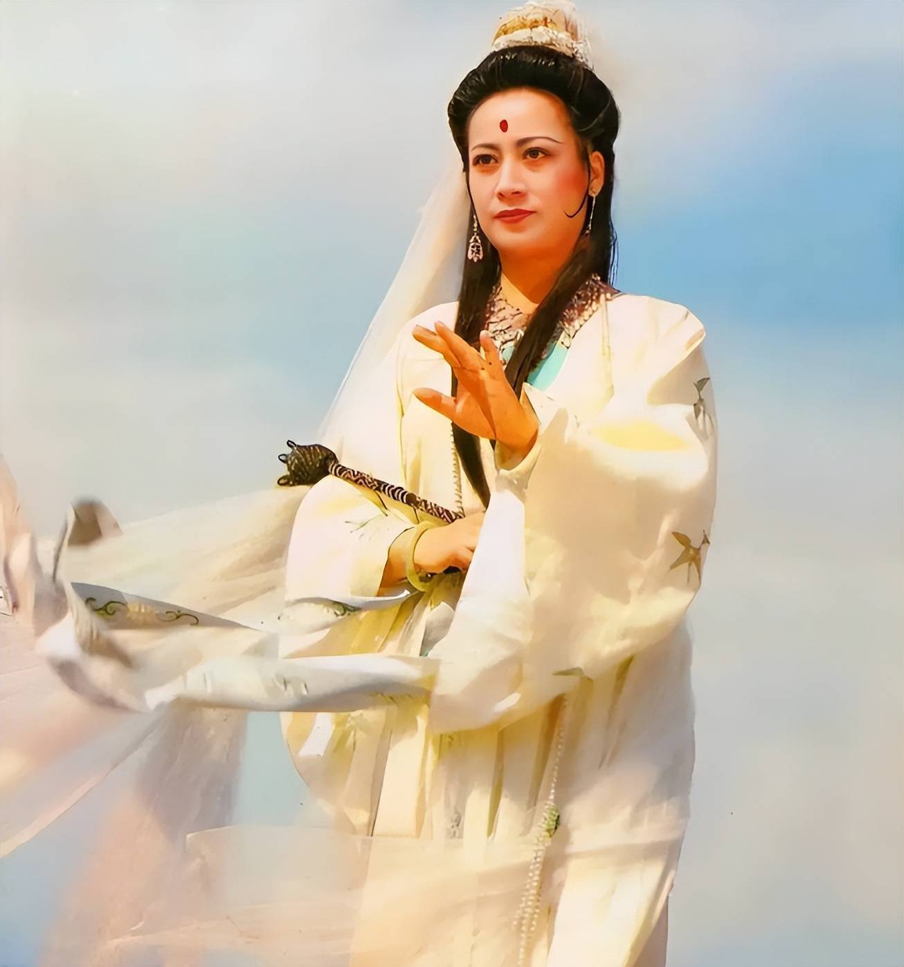 此外,她还掌管落伽山紫竹林,被称为"南海观音菩萨",是东方的智慧女神