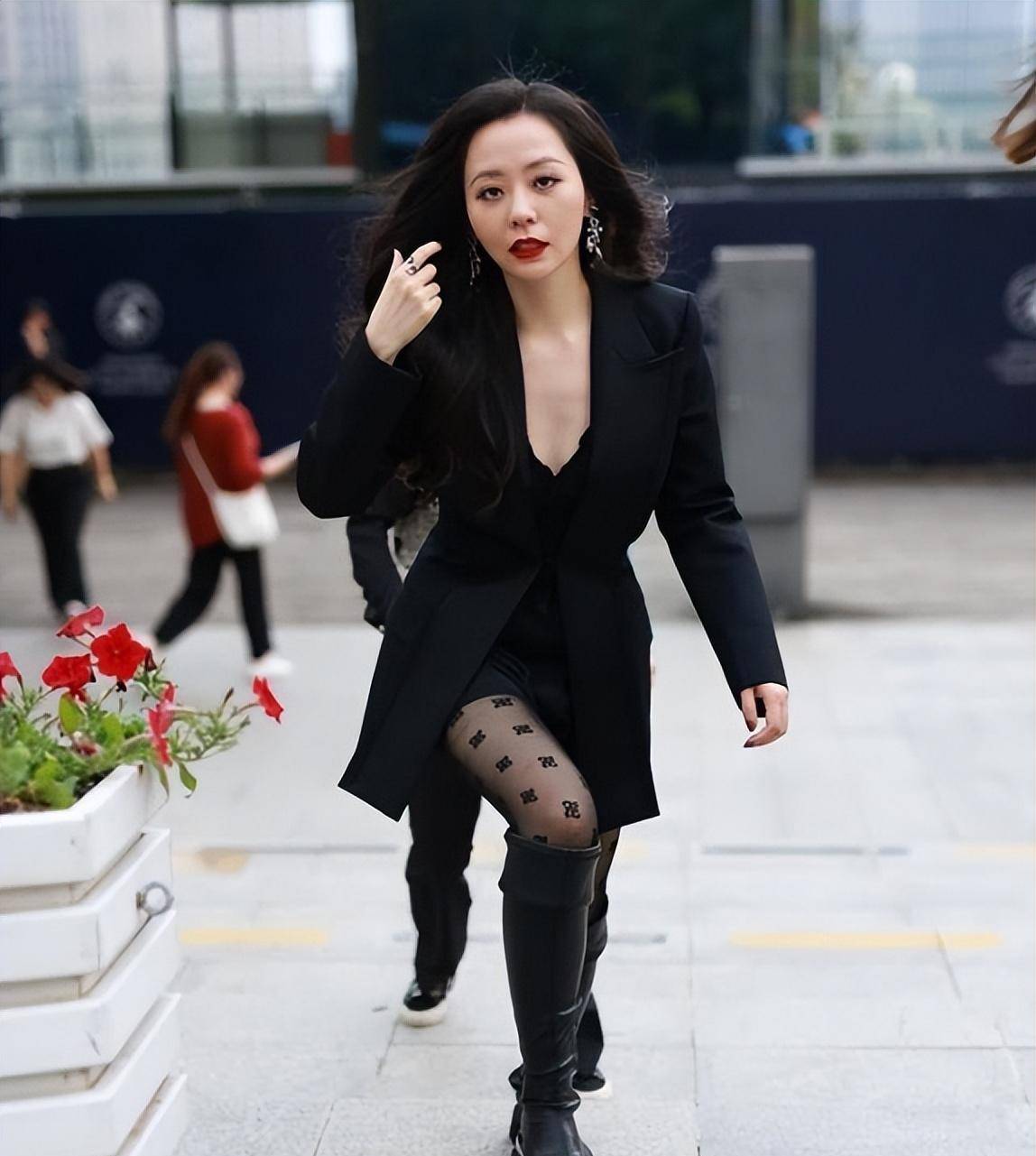 张靓颖实力修身背后的秘密,穿黑染丝袜搭配中山装秀迷人身材!