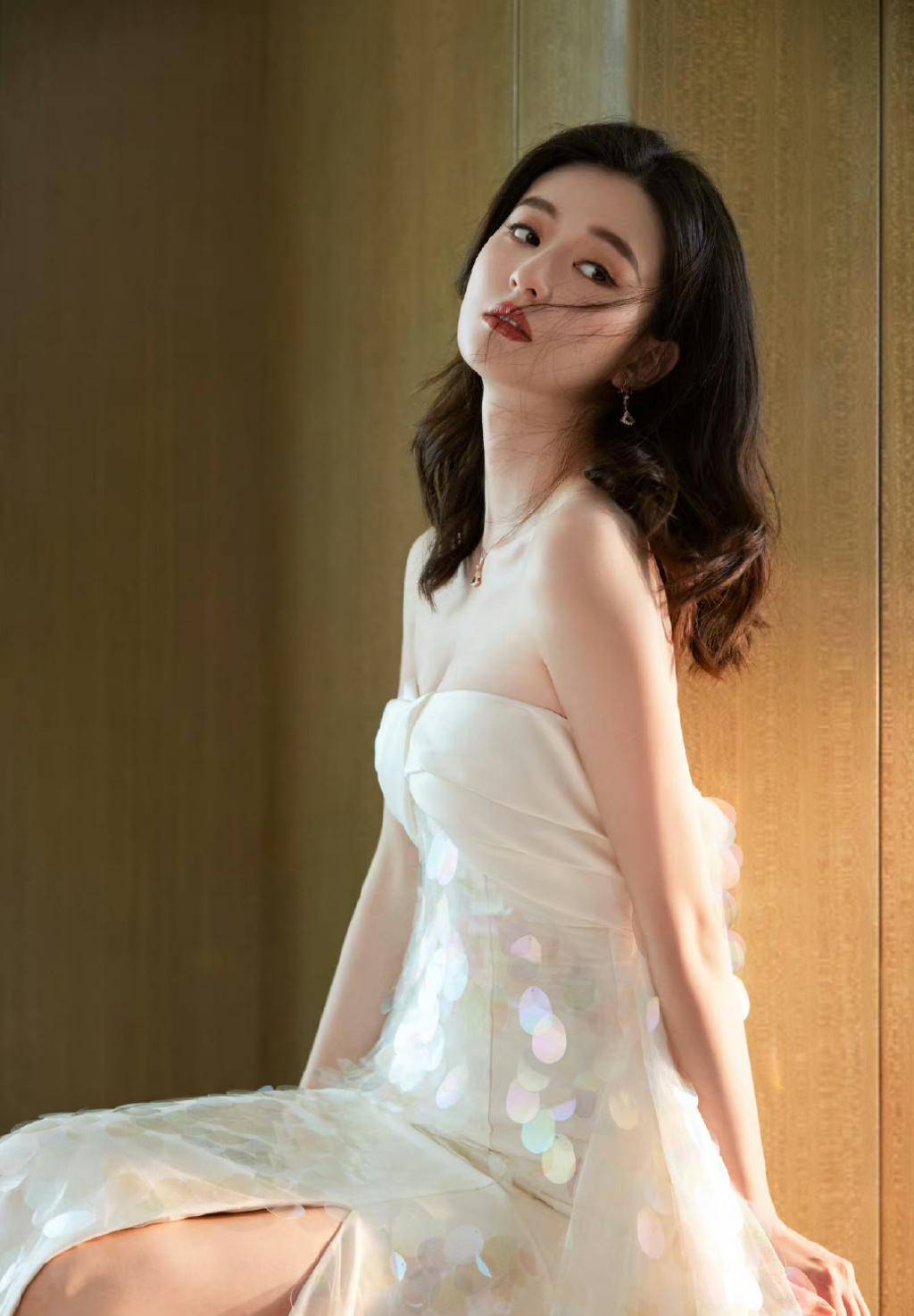 乔欣越来越有女人味,白色抹胸连衣裙露出精致锁骨,腰臀比绝了_关雎尔