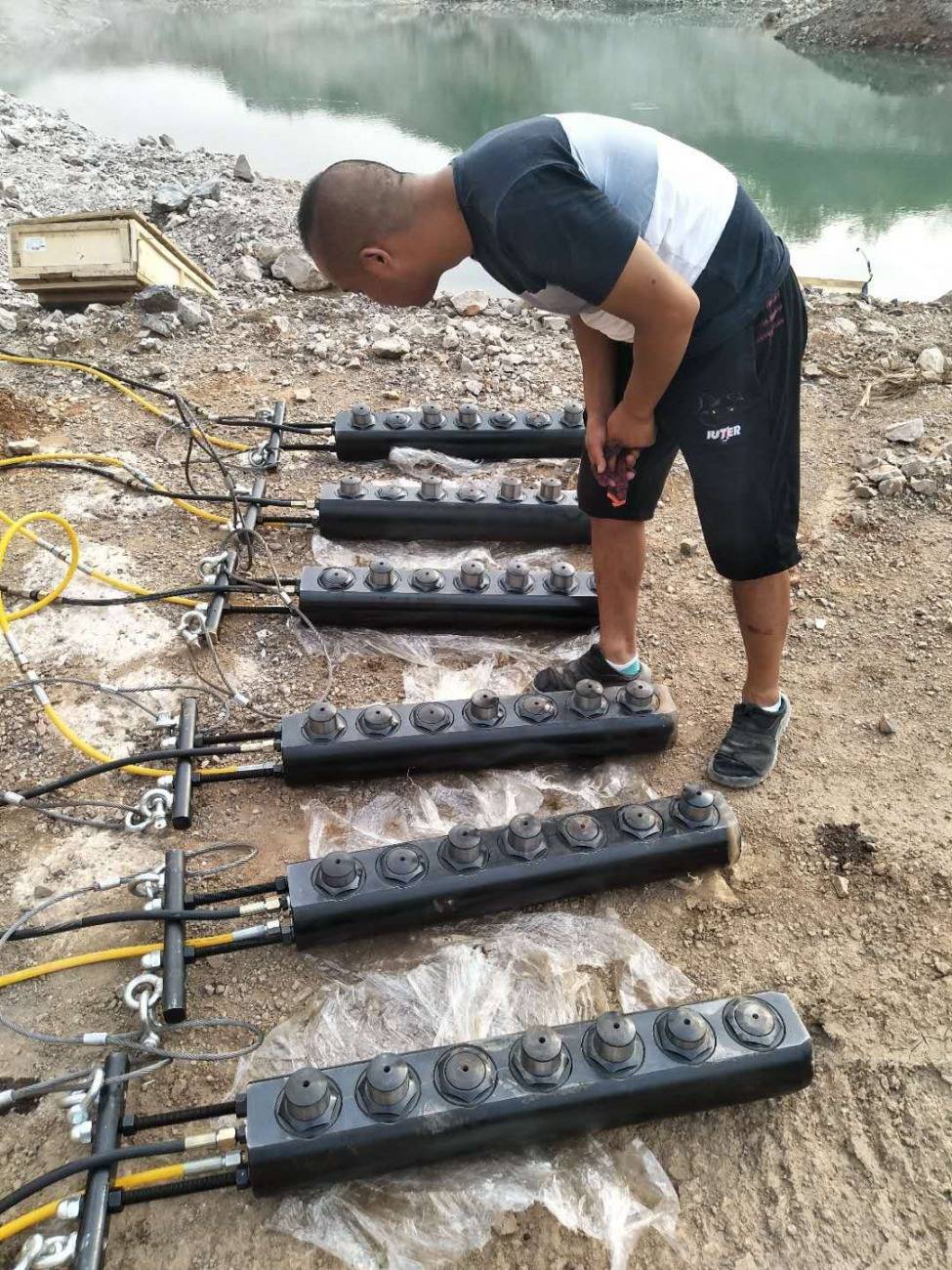 大型矿山劈裂机_开采_矿石_设备