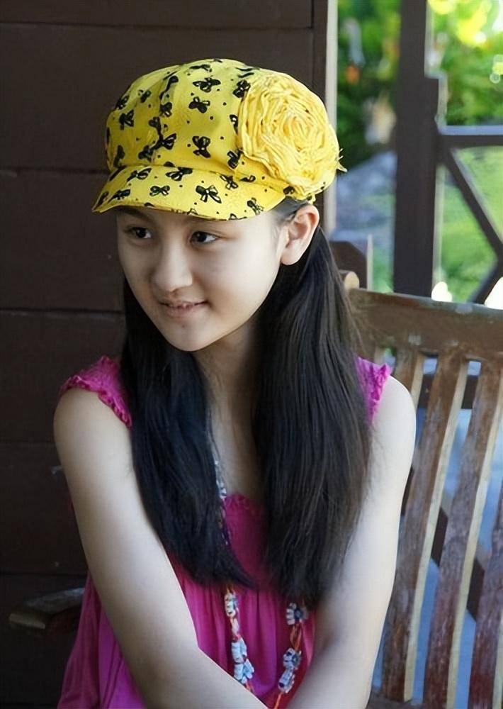 6岁时被成龙抱着上春晚,最后却因长相被骂退圈,如今她长什么样_陆子艺