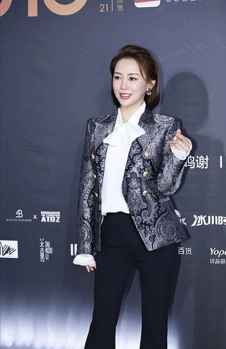 九球天后潘晓婷好丰满,穿白裙巴掌腰惹眼,网友:侧身一看太惊艳_整体