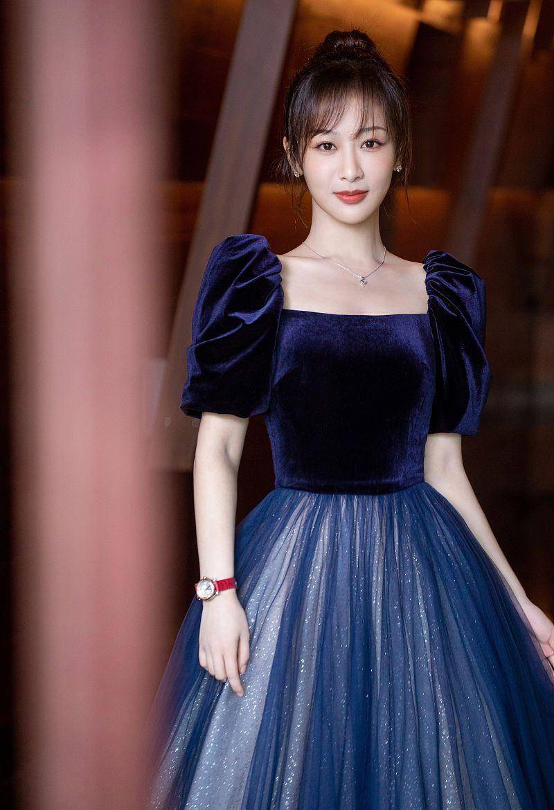 杨紫完美结合演技颜值,时尚特种兵形象爆红市场!_展现_外貌_外表