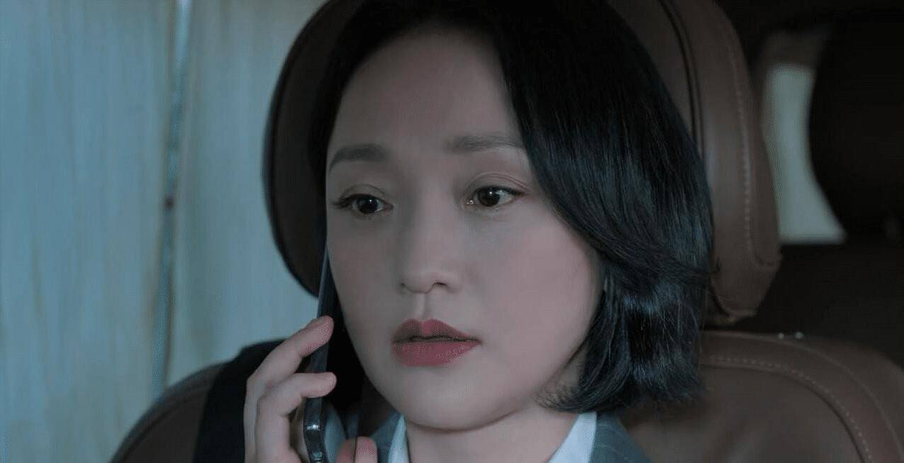 就连鼻子都快磨平了,真人皮肤的质感都没了,更别提能看到周迅细腻的